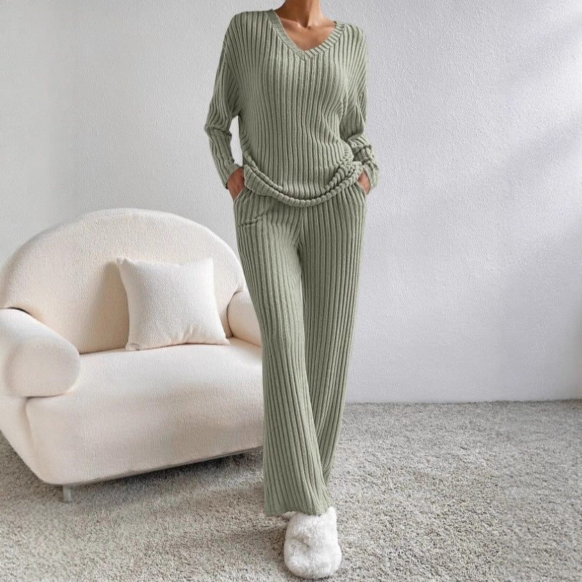 Kvinnors mysiga stickade jumpsuit i modern ribbad design Mirla-Eva Jonsson