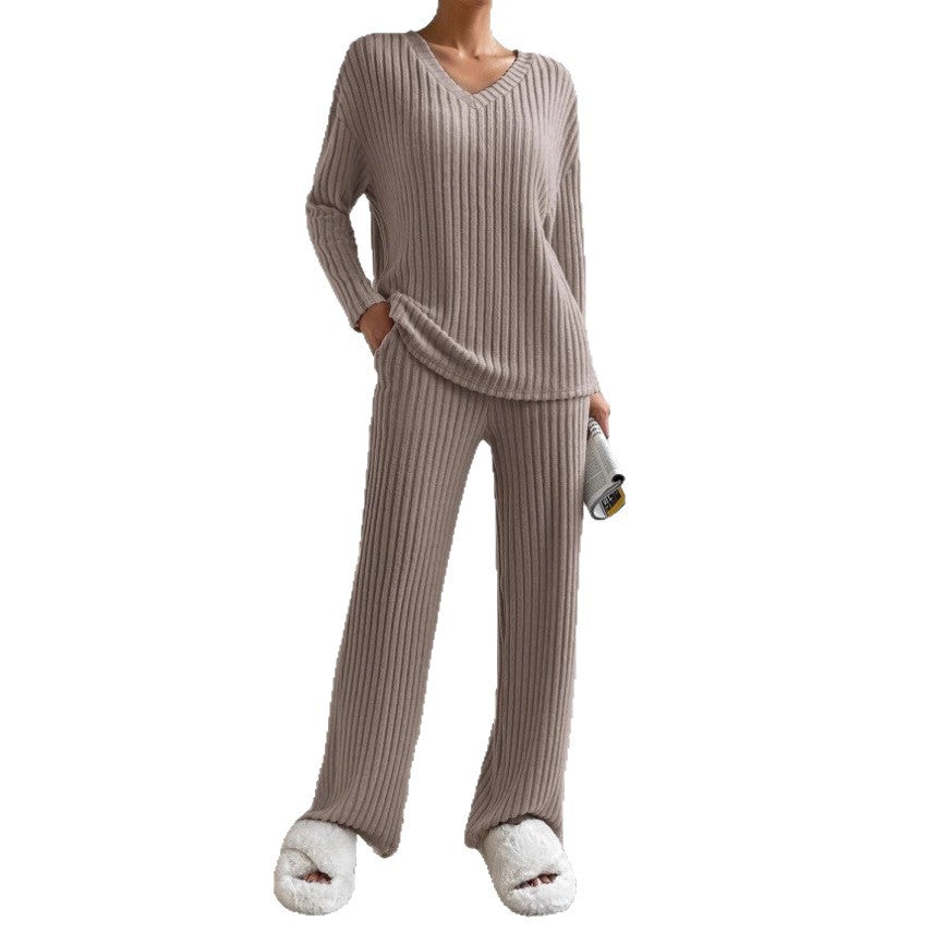 Kvinnors mysiga stickade jumpsuit i modern ribbad design Mirla-Eva Jonsson