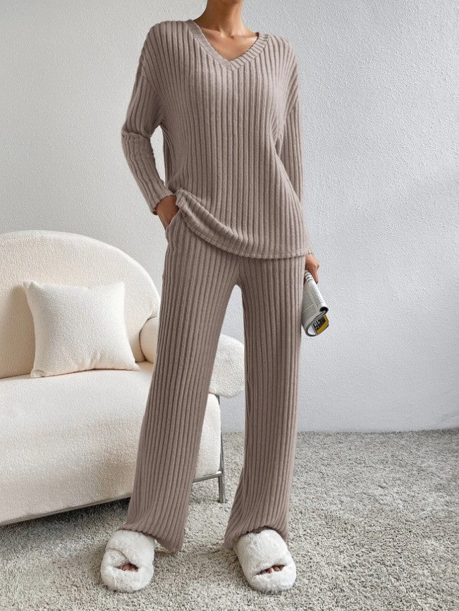 Kvinnors mysiga stickade jumpsuit i modern ribbad design Mirla-Eva Jonsson