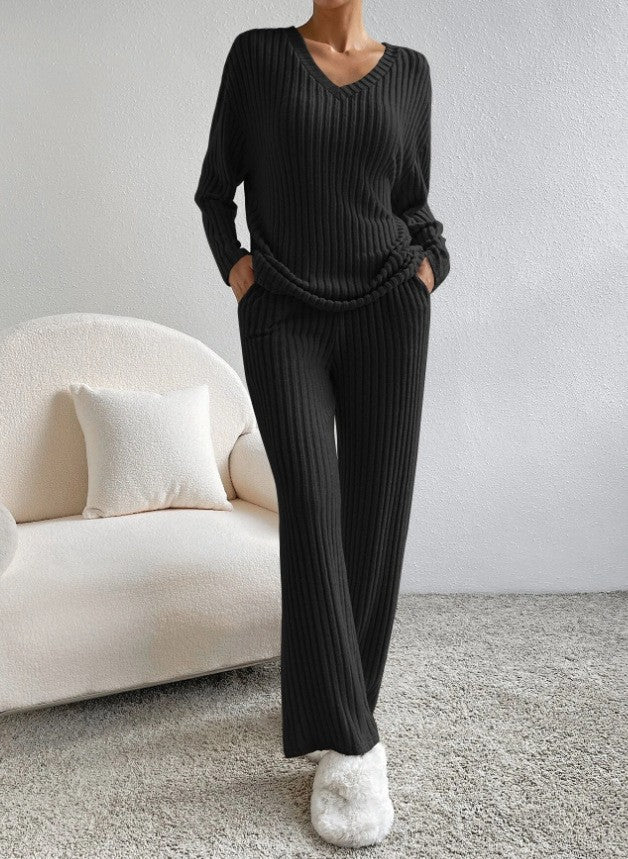 Kvinnors mysiga stickade jumpsuit i modern ribbad design Mirla-Eva Jonsson