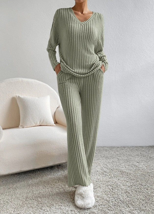 Kvinnors mysiga stickade jumpsuit i modern ribbad design Mirla-Eva Jonsson