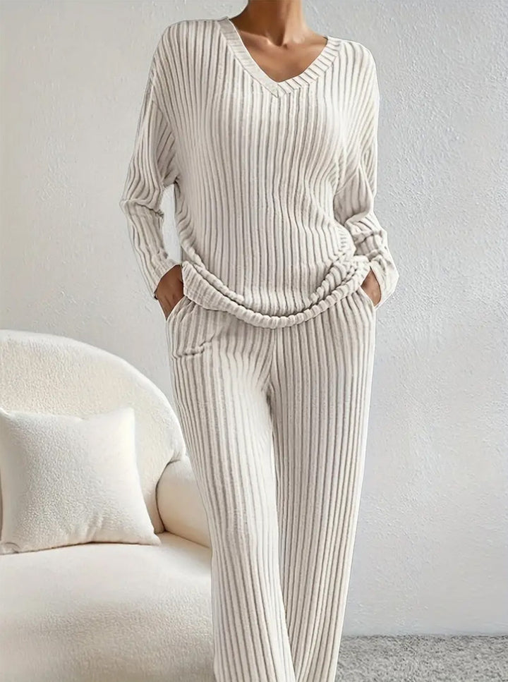 Kvinnors mysiga stickade jumpsuit i modern ribbad design Mirla-Eva Jonsson