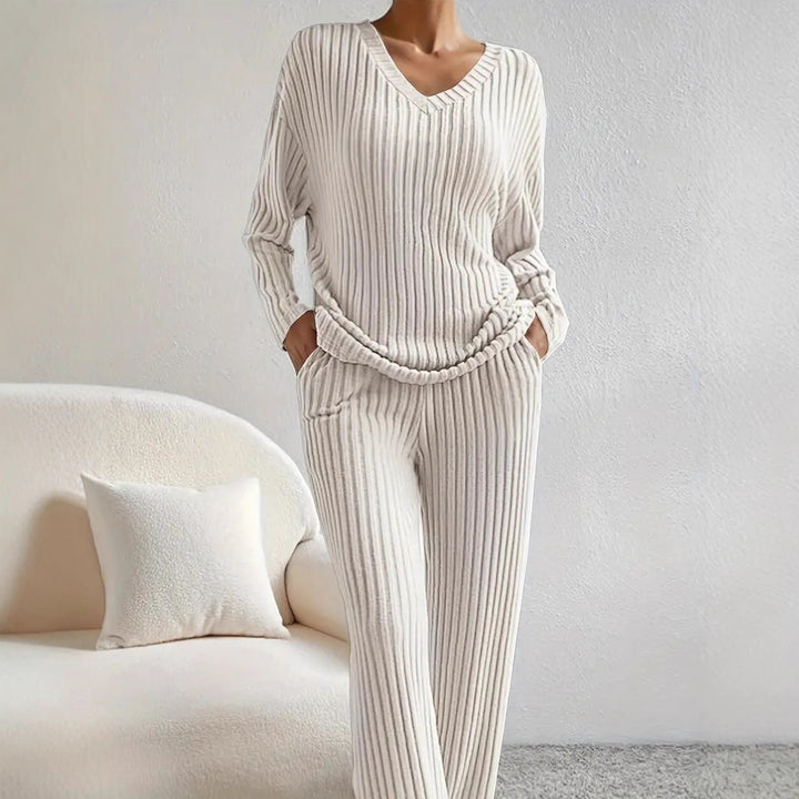 Kvinnors mysiga stickade jumpsuit i modern ribbad design Mirla-Eva Jonsson