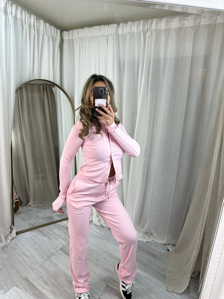 Kvinnors mysiga stickade jumpsuit med knapprar och elegant design Mirla-Eva Jonsson