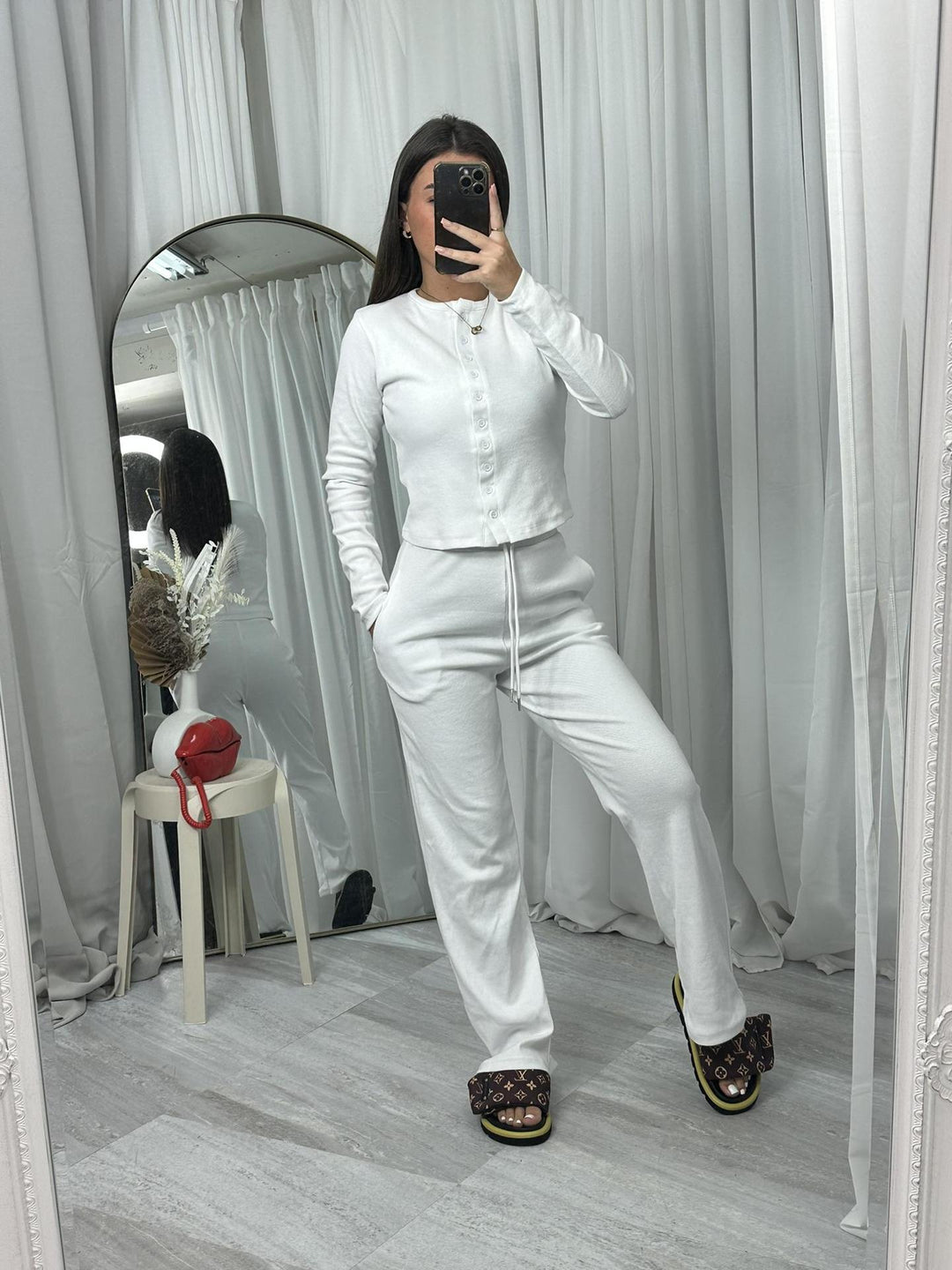 Kvinnors mysiga stickade jumpsuit med knapprar och elegant design Mirla-Eva Jonsson