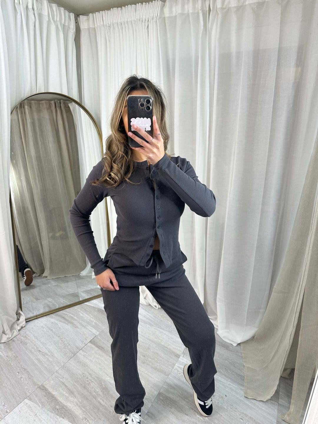 Kvinnors mysiga stickade jumpsuit med knapprar och elegant design Mirla-Eva Jonsson