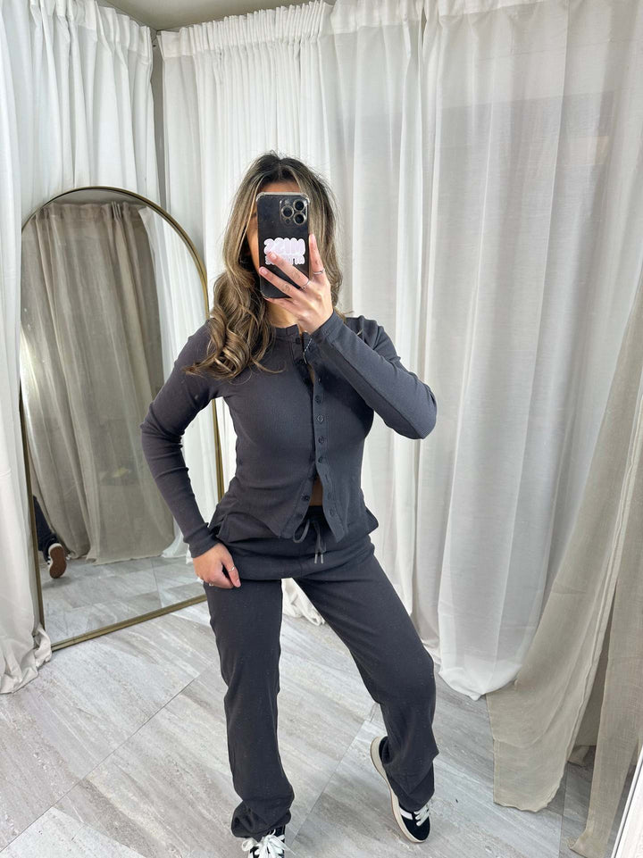 Kvinnors mysiga stickade jumpsuit med knapprar och elegant design Mirla-Eva Jonsson