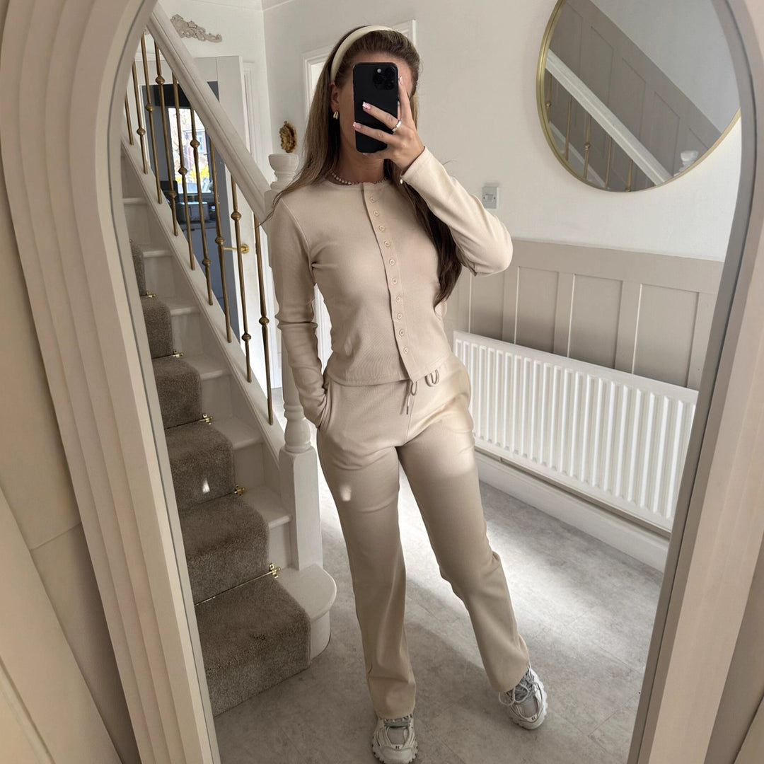 Kvinnors mysiga stickade jumpsuit med knapprar och elegant design Mirla-Eva Jonsson