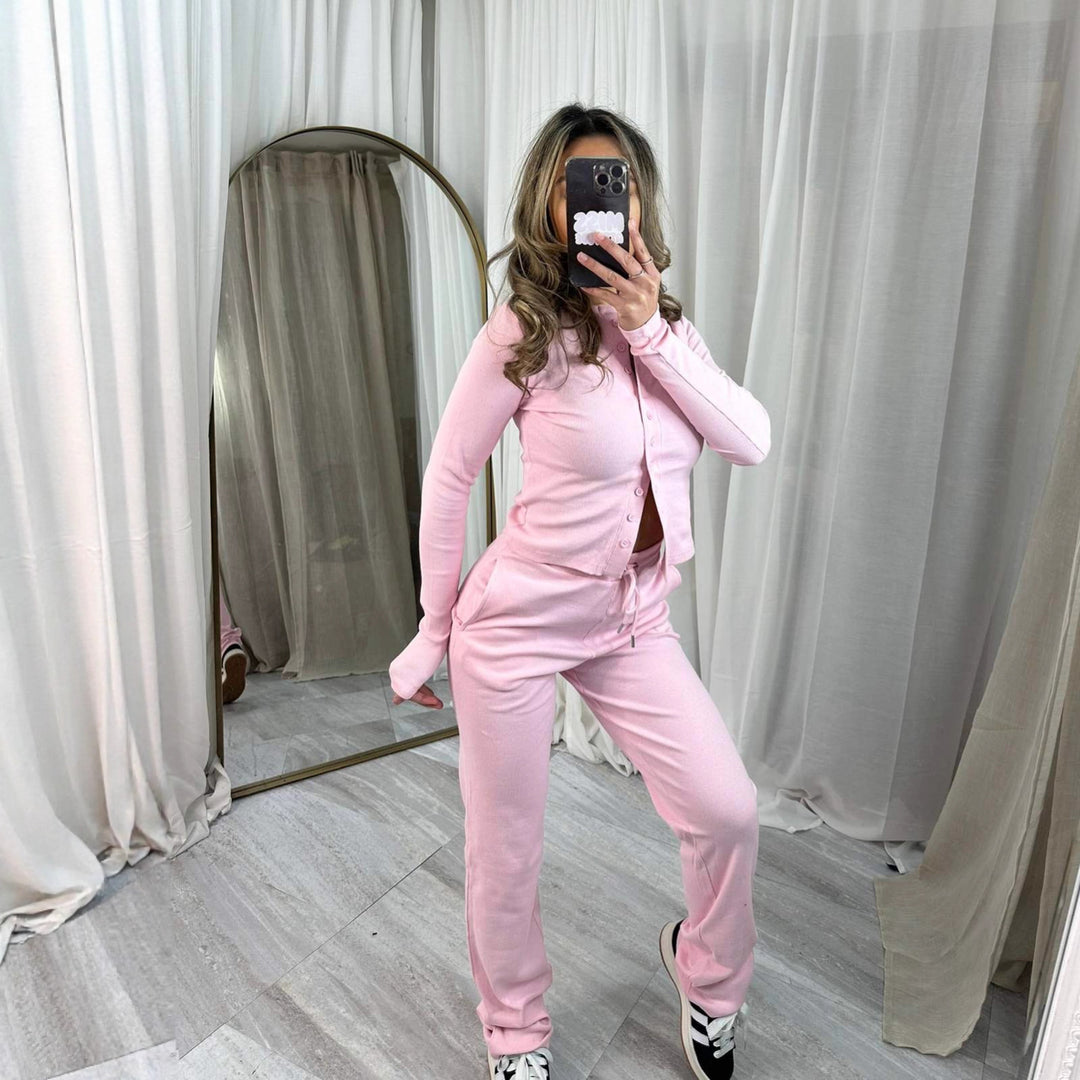Kvinnors mysiga stickade jumpsuit med knapprar och elegant design Mirla-Eva Jonsson