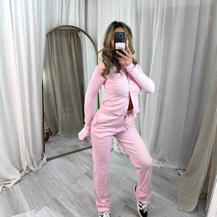 Kvinnors mysiga stickade jumpsuit med knapprar och elegant design Mirla-Eva Jonsson