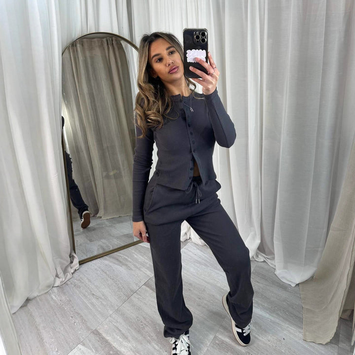 Kvinnors mysiga stickade jumpsuit med knapprar och elegant design Mirla-Eva Jonsson