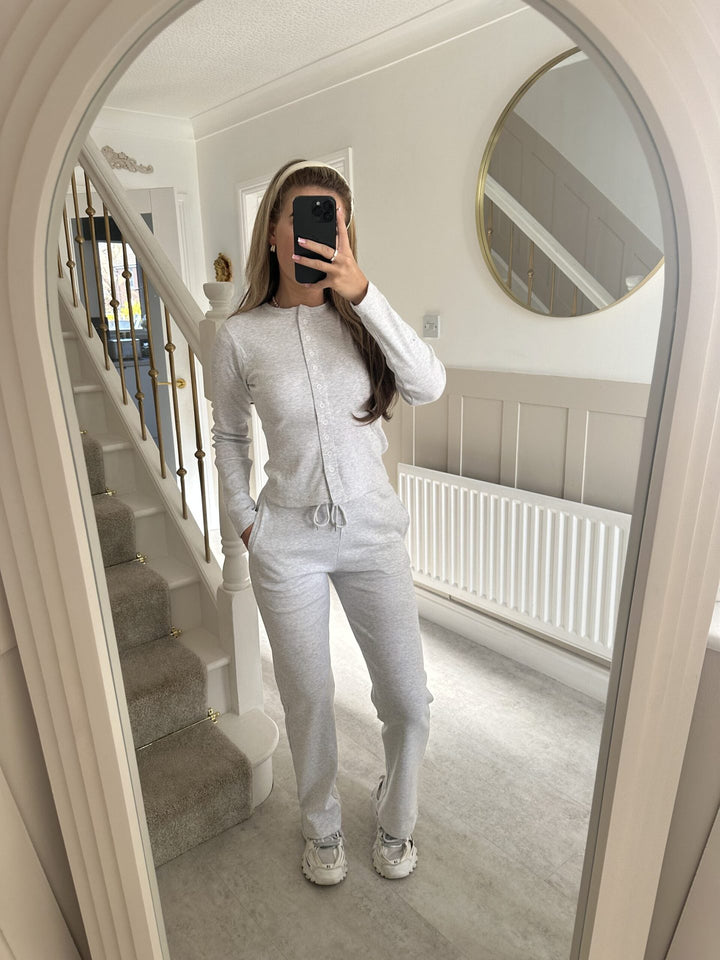 Kvinnors mysiga stickade jumpsuit med knapprar och elegant design Mirla-Eva Jonsson