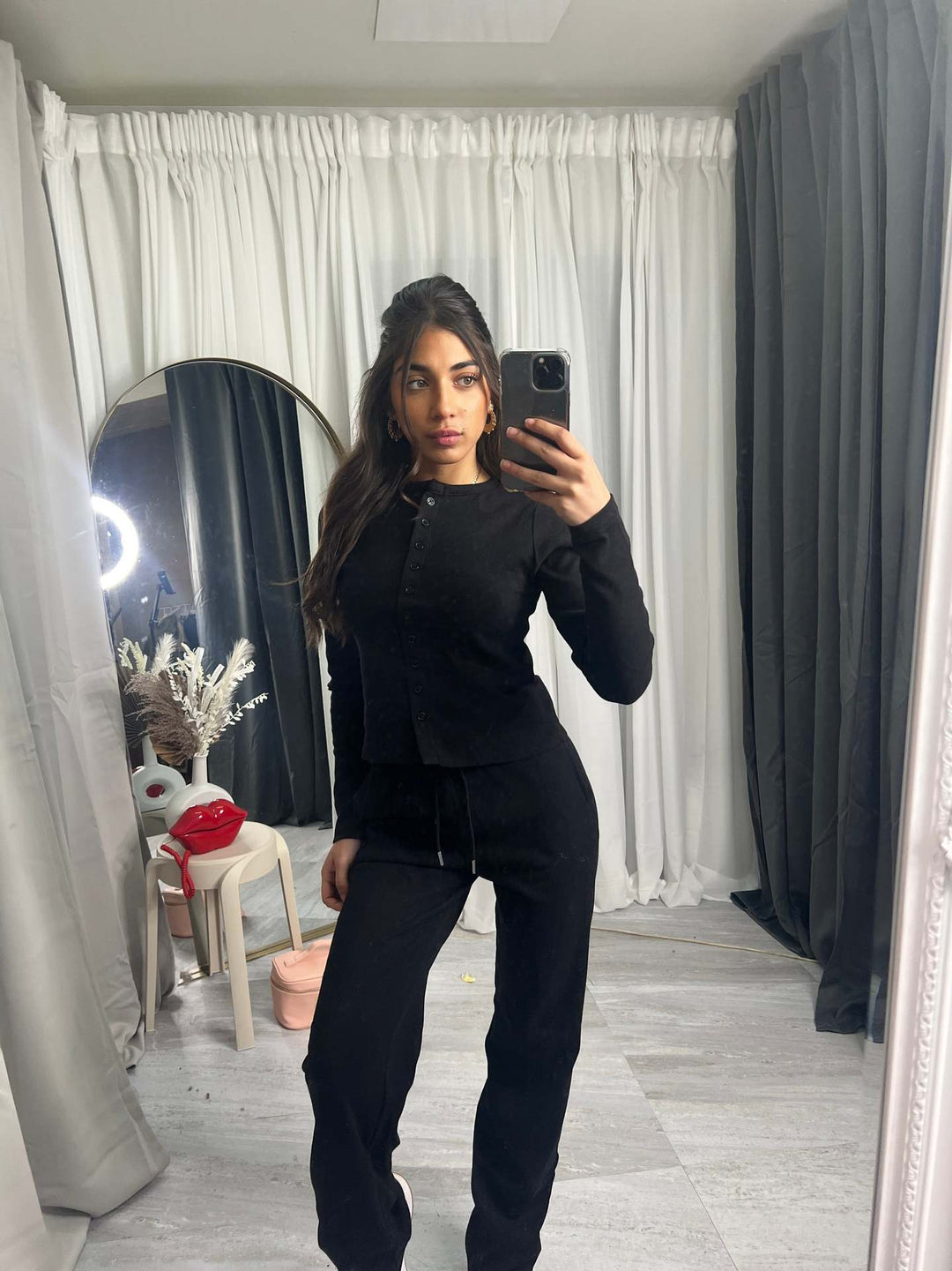 Kvinnors mysiga stickade jumpsuit med knapprar och elegant design Mirla-Eva Jonsson