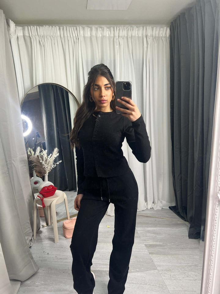 Kvinnors mysiga stickade jumpsuit med knapprar och elegant design Mirla-Eva Jonsson