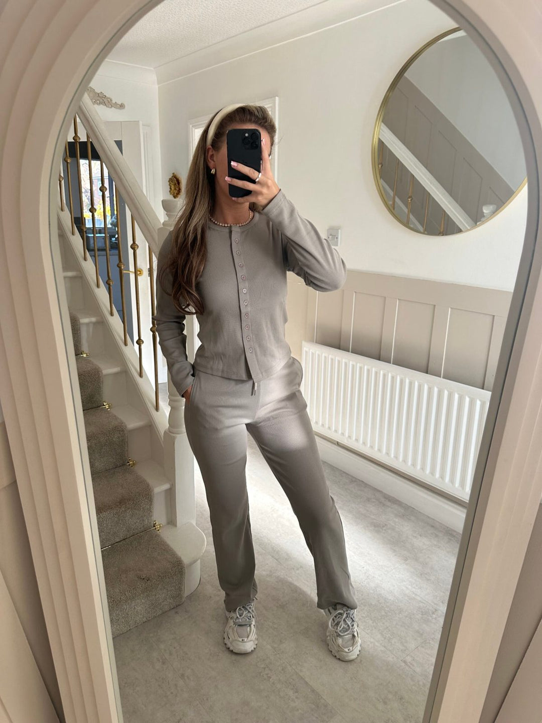 Kvinnors mysiga stickade jumpsuit med knapprar och elegant design Mirla-Eva Jonsson
