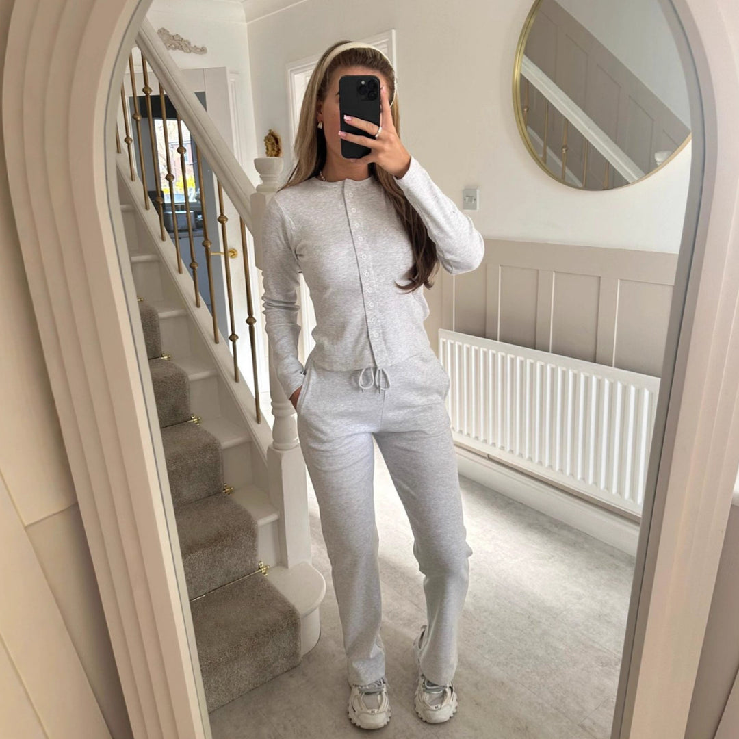 Kvinnors mysiga stickade jumpsuit med knapprar och elegant design Mirla-Eva Jonsson