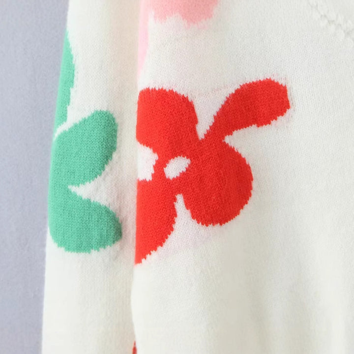 Kvinnors mysiga stickade kofta med färggtade blommönster Mirla-Eva Jonsson