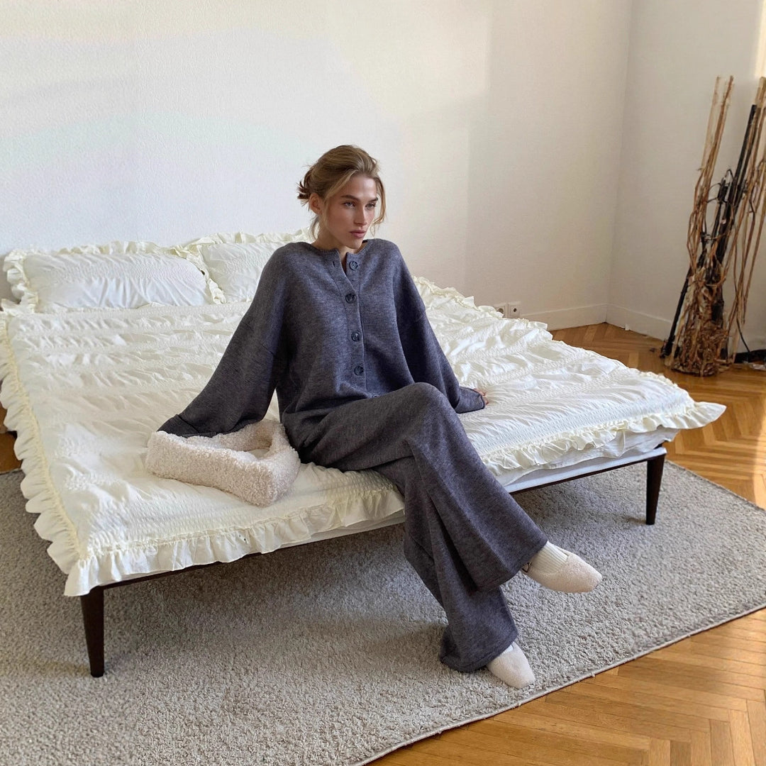 Kvinnors mysiga stickade lounge set med knapplist och lös passform Mirla-Eva Jonsson