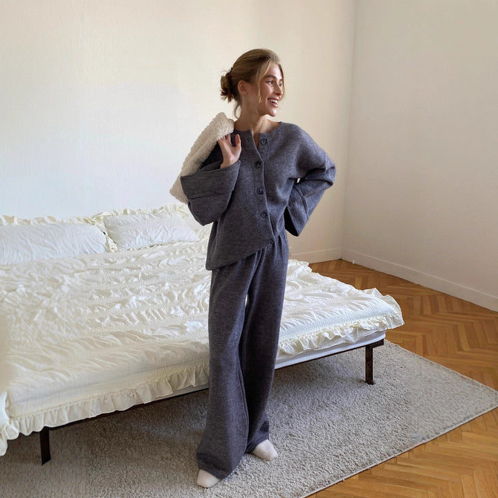 Kvinnors mysiga stickade lounge set med knapplist och lös passform Mirla-Eva Jonsson
