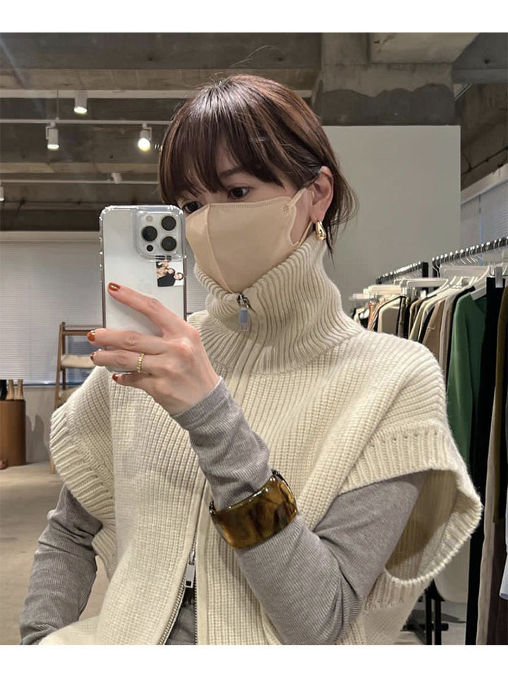 Kvinnors mysiga stickade poncho med hög krage Mirla-Eva Jonsson