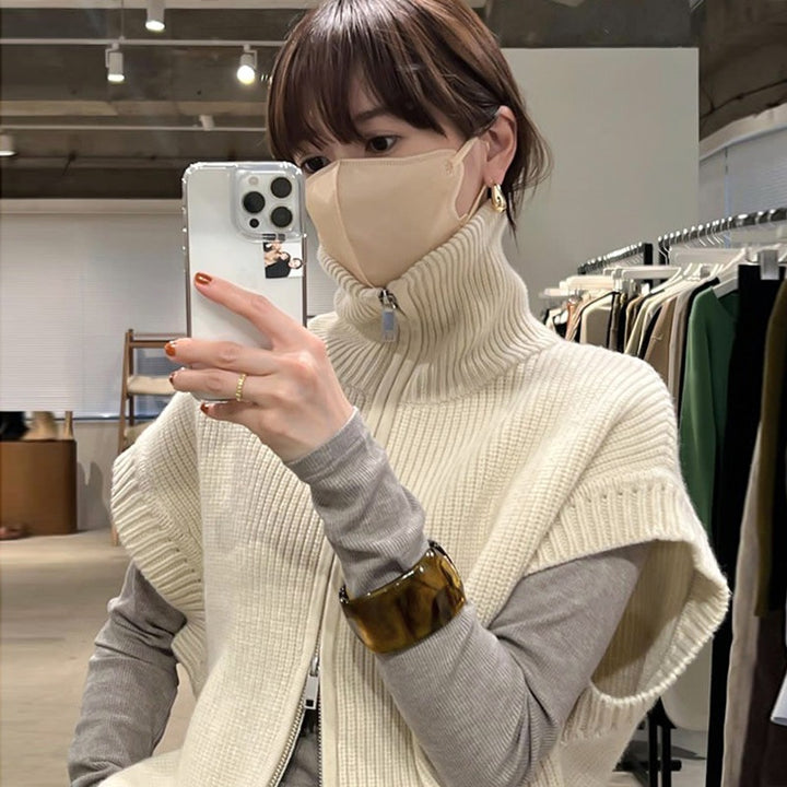 Kvinnors mysiga stickade poncho med hög krage Mirla-Eva Jonsson
