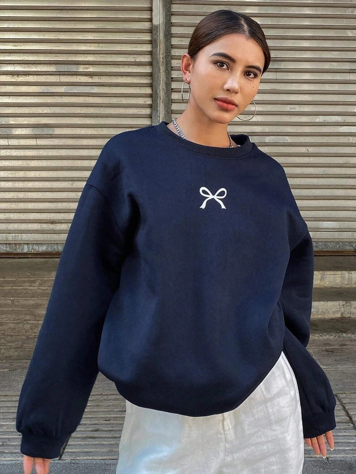 Kvinnors mysiga sweatshirt med modernt rosettmotiv Mirla-Eva Jonsson