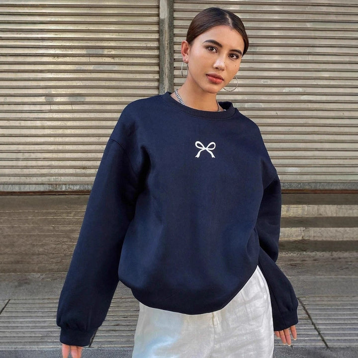 Kvinnors mysiga sweatshirt med modernt rosettmotiv Mirla-Eva Jonsson