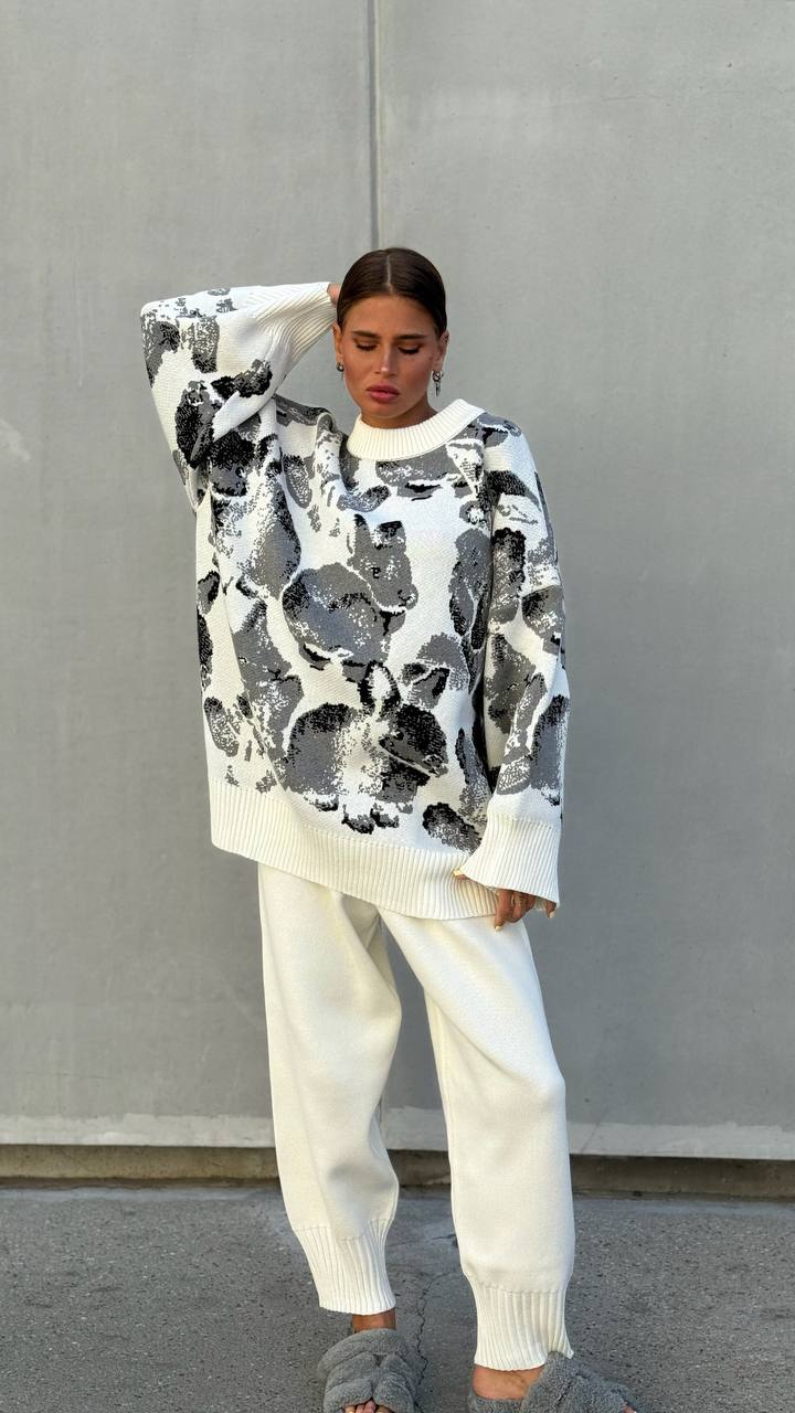 Kvinnors mysiga sweatshirt med trendig blomsterdesign Mirla-Eva Jonsson