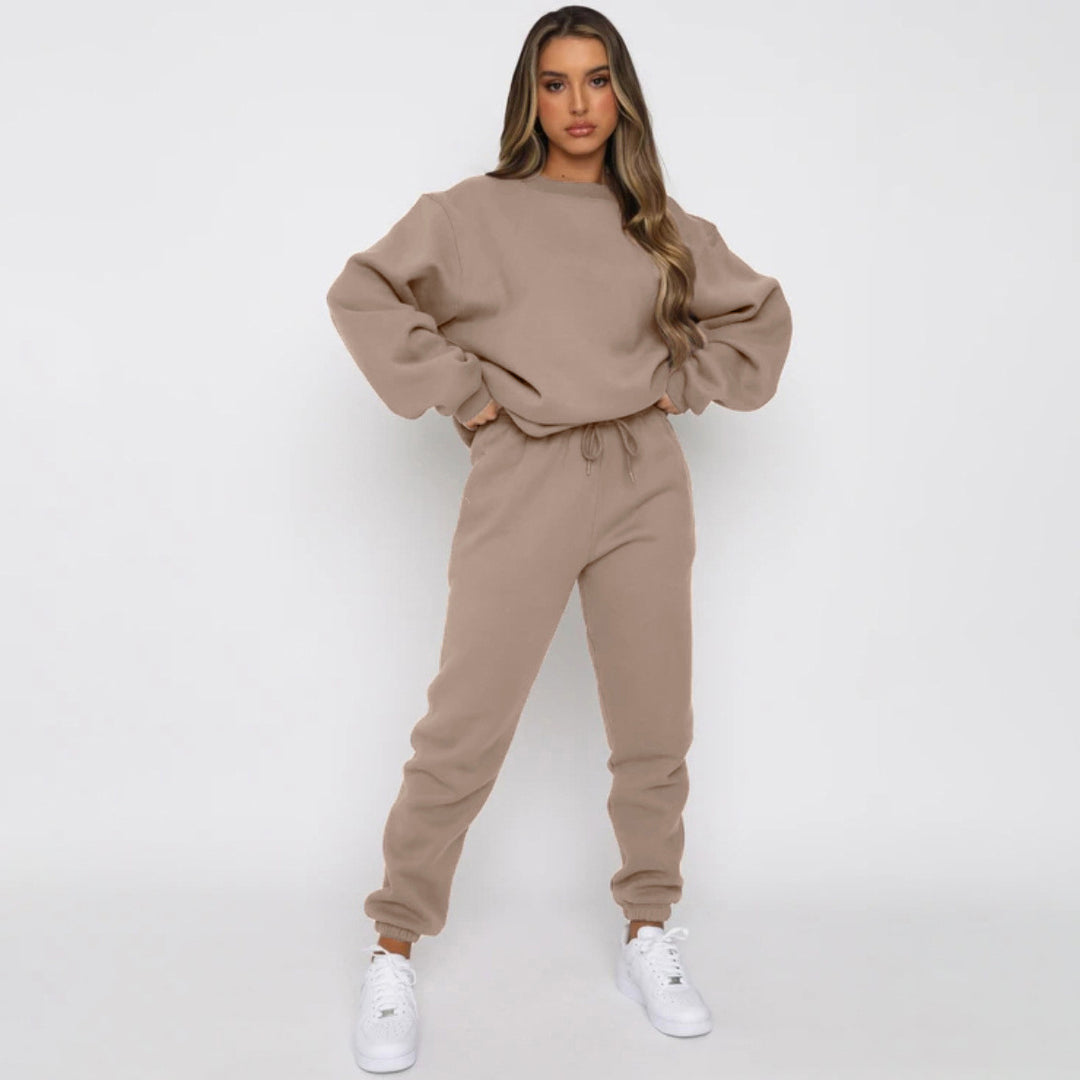 Kvinnors mysiga sweatsuit med oversized tröja och bekväma joggers Mirla-Eva Jonsson