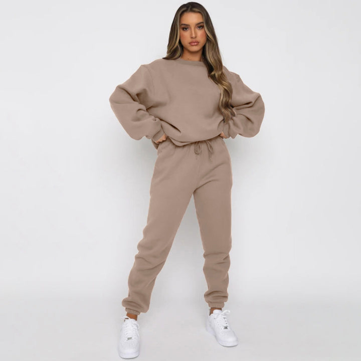 Kvinnors mysiga sweatsuit med oversized tröja och bekväma joggers Mirla-Eva Jonsson
