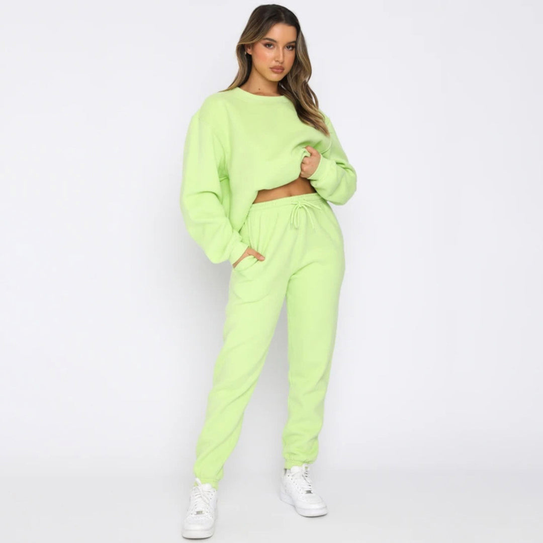 Kvinnors mysiga sweatsuit med oversized tröja och bekväma joggers Mirla-Eva Jonsson