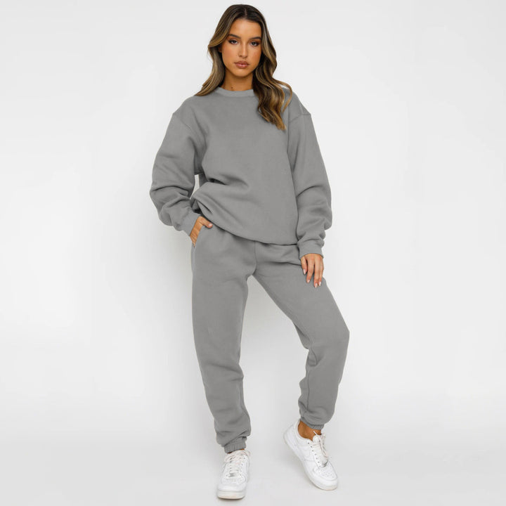 Kvinnors mysiga sweatsuit med oversized tröja och bekväma joggers Mirla-Eva Jonsson