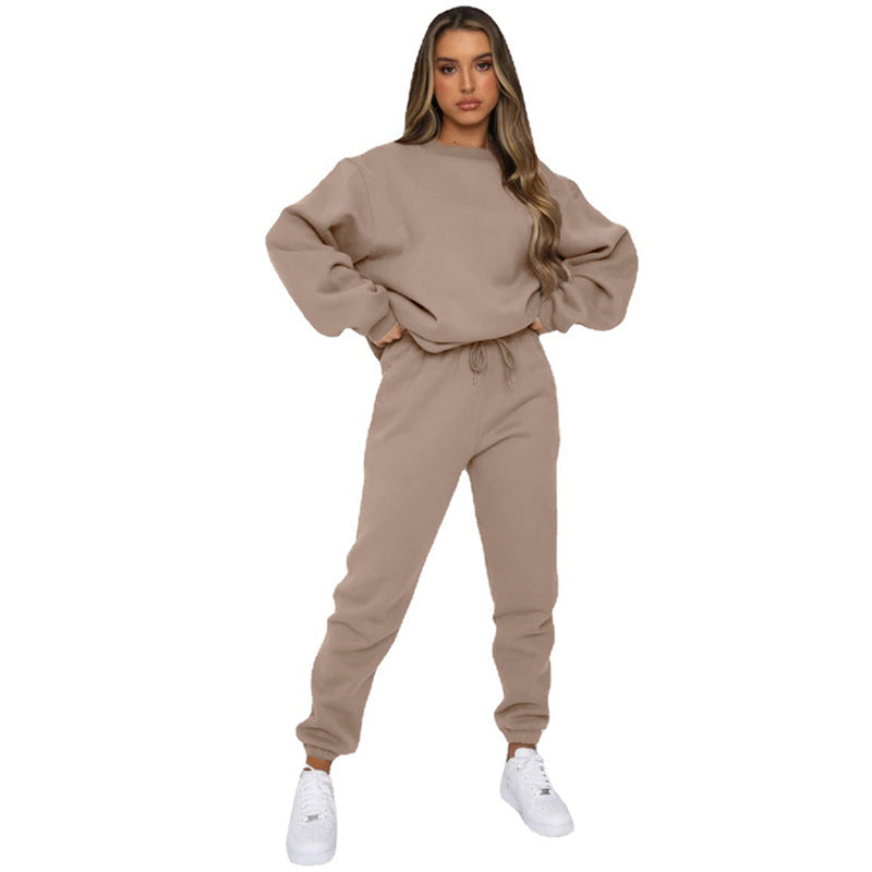 Kvinnors mysiga sweatsuit med oversized tröja och bekväma joggers Mirla-Eva Jonsson