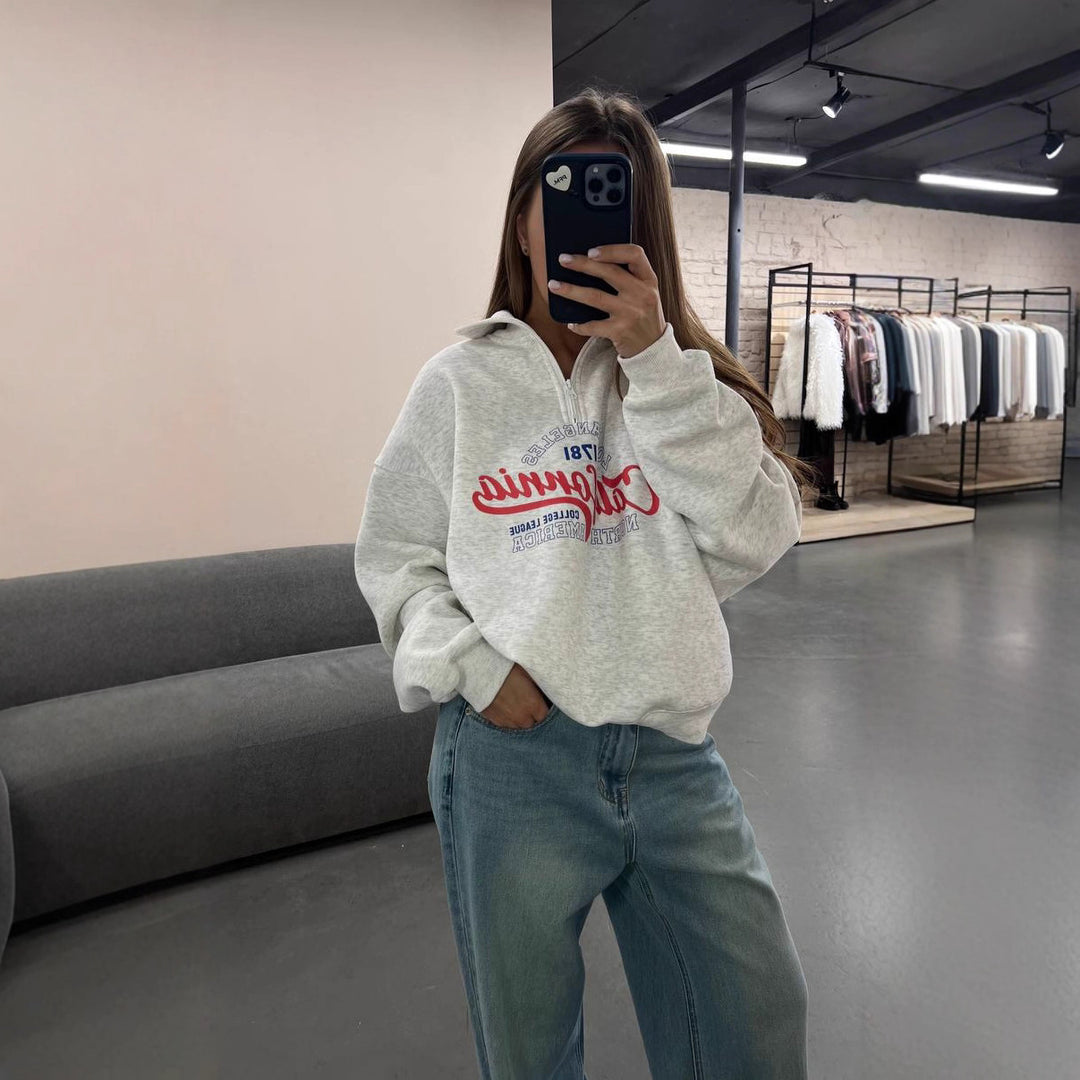 Kvinnors mysiga zip hoodie med cool grafisk tryck och hög krage Mirla-Eva Jonsson