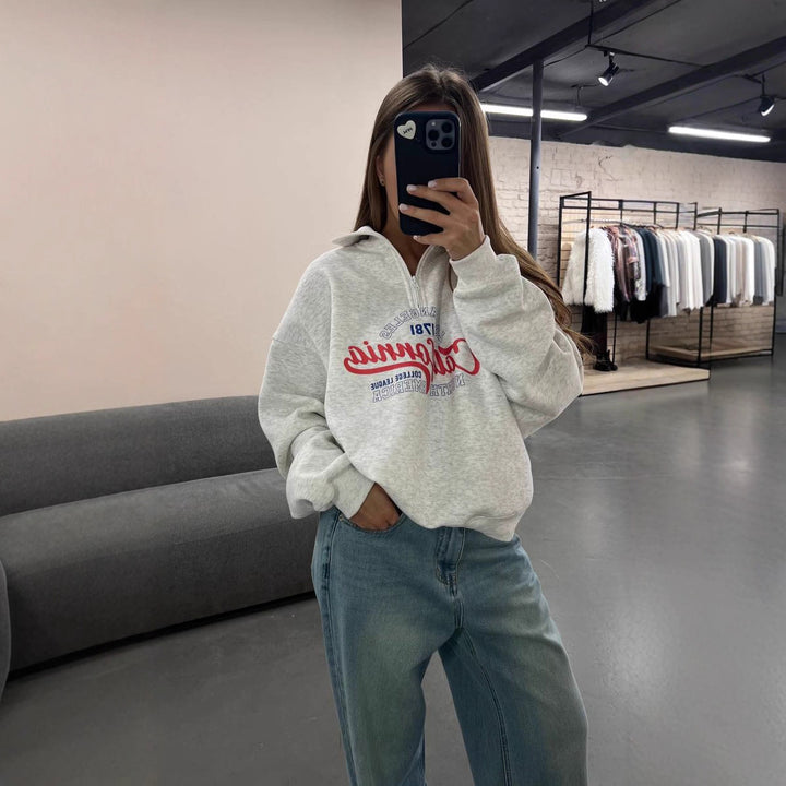 Kvinnors mysiga zip hoodie med cool grafisk tryck och hög krage Mirla-Eva Jonsson