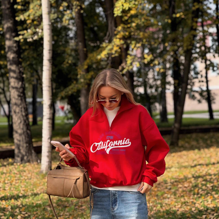Kvinnors mysiga zip hoodie med cool grafisk tryck och hög krage Mirla-Eva Jonsson