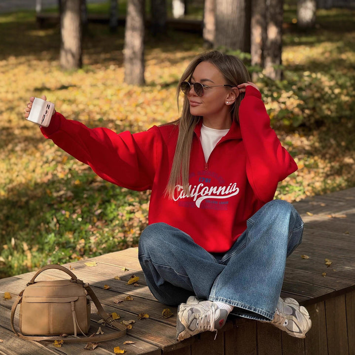 Kvinnors mysiga zip hoodie med cool grafisk tryck och hög krage Mirla-Eva Jonsson