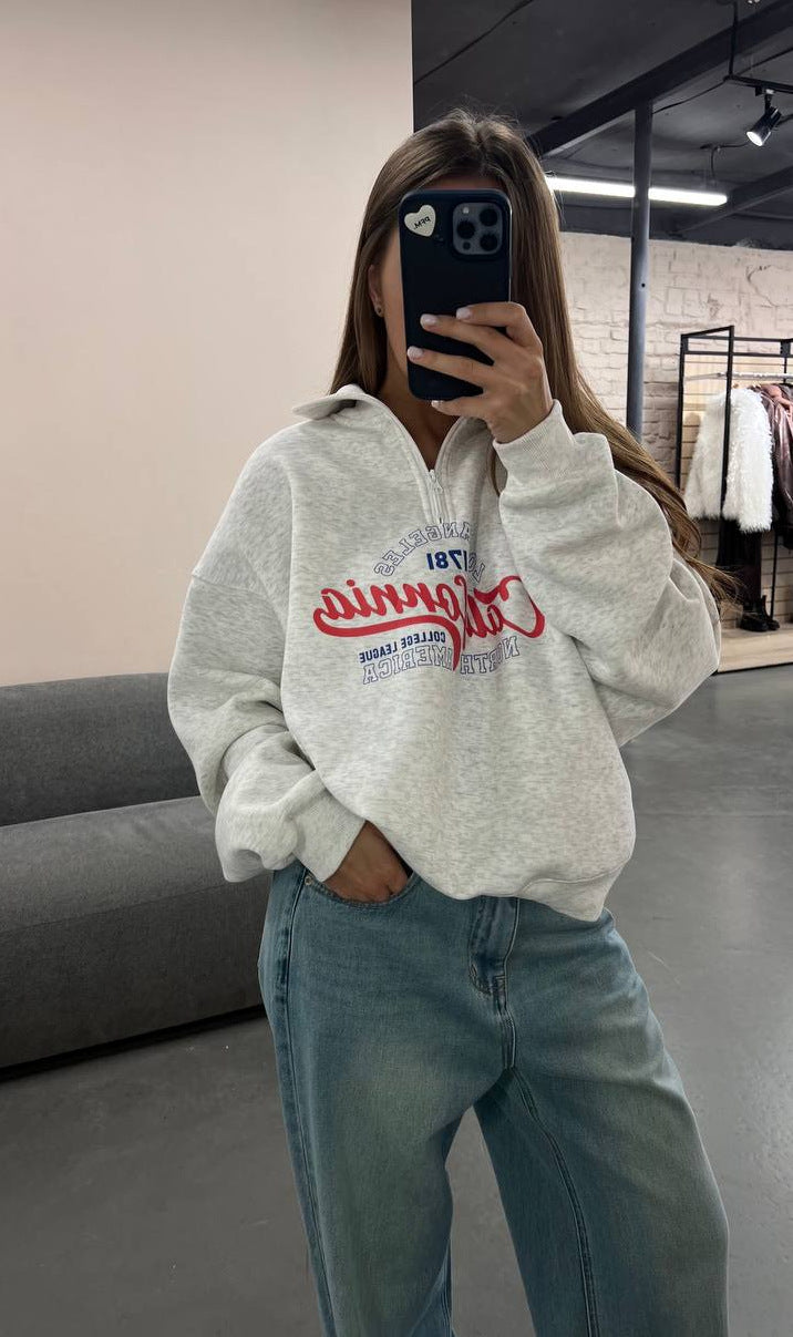Kvinnors mysiga zip hoodie med cool grafisk tryck och hög krage Mirla-Eva Jonsson
