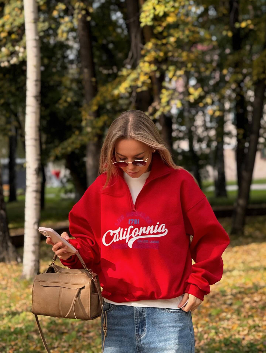 Kvinnors mysiga zip hoodie med cool grafisk tryck och hög krage Mirla-Eva Jonsson