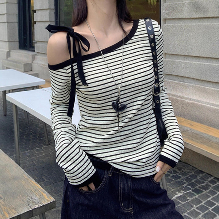 Kvinnors off-shoulder långärmad skjorta med randig design och dekorativa rosettdetaljer Mirla-Eva Jonsson