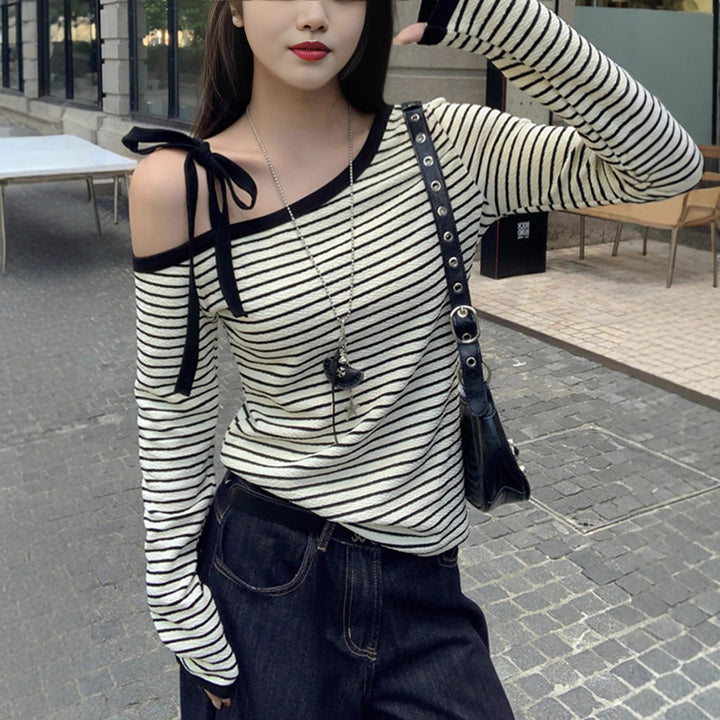 Kvinnors off-shoulder långärmad skjorta med randig design och dekorativa rosettdetaljer Mirla-Eva Jonsson