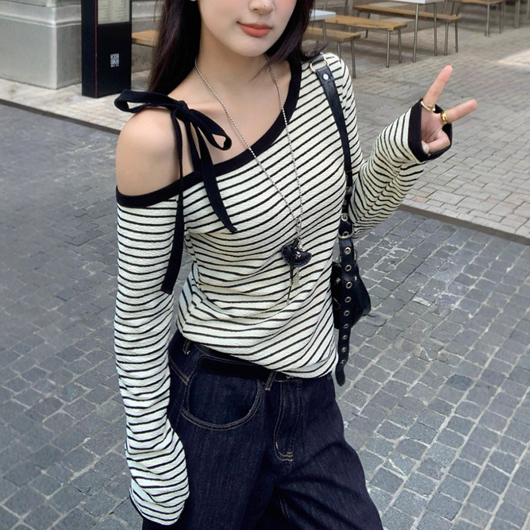 Kvinnors off-shoulder långärmad skjorta med randig design och dekorativa rosettdetaljer Mirla-Eva Jonsson