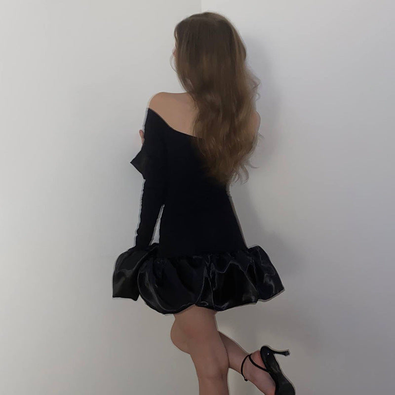 Kvinnors off-shoulder mini klänning med asymmetriska ruffle detaljer och transparenta ärmar-Eva Jonsson