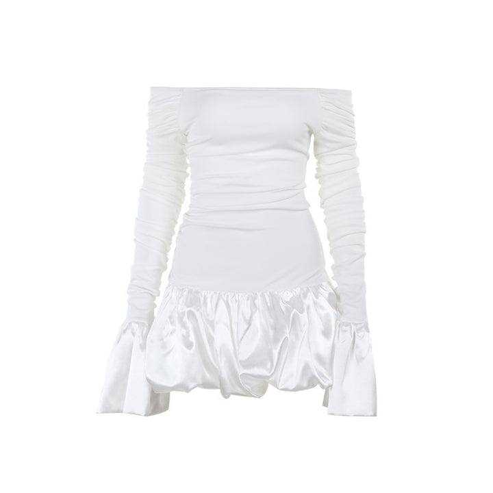 Kvinnors off-shoulder mini klänning med asymmetriska ruffle detaljer och transparenta ärmar-Eva Jonsson