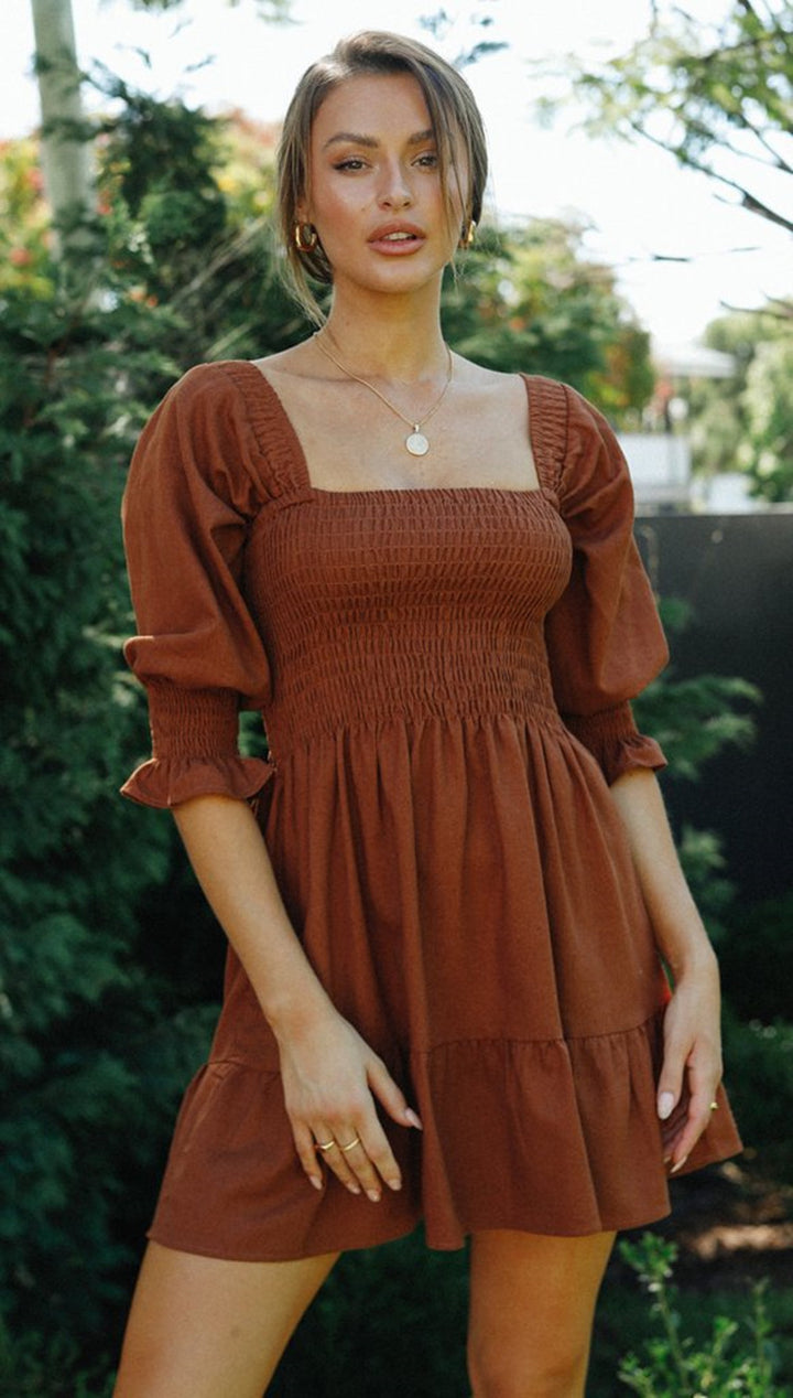 Kvinnors off-shoulder mini klänning med elastisk volang i nederkant och puffärmar Mirla-Eva Jonsson