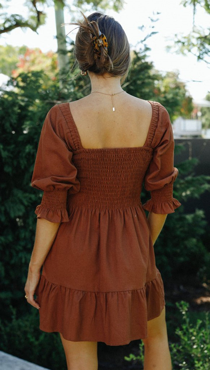 Kvinnors off-shoulder mini klänning med elastisk volang i nederkant och puffärmar Mirla-Eva Jonsson