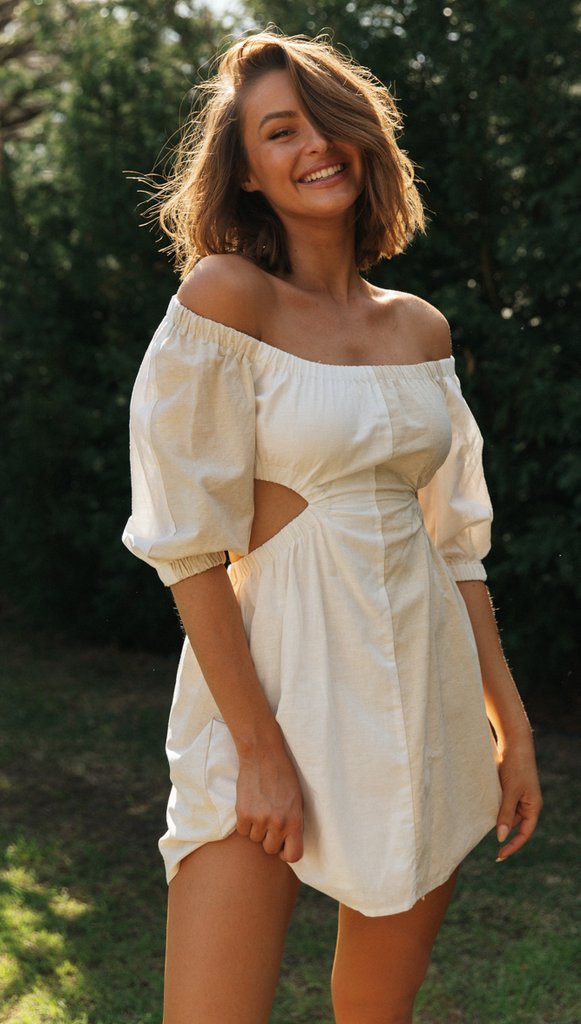 Kvinnors off-shoulder mini klänning med utskärningar och puffärmar Mirla-Eva Jonsson