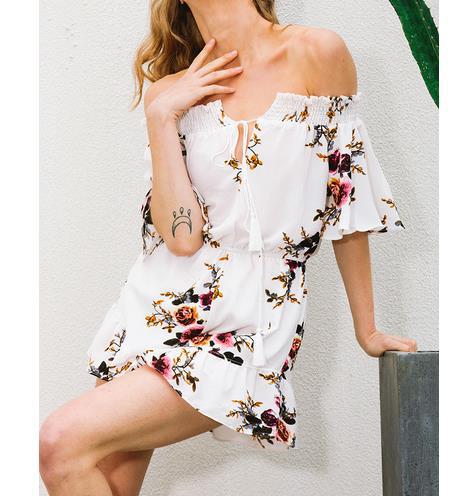 Kvinnors off-shoulder playsuit med blommig design och volangdetaljer Mirla-Eva Jonsson