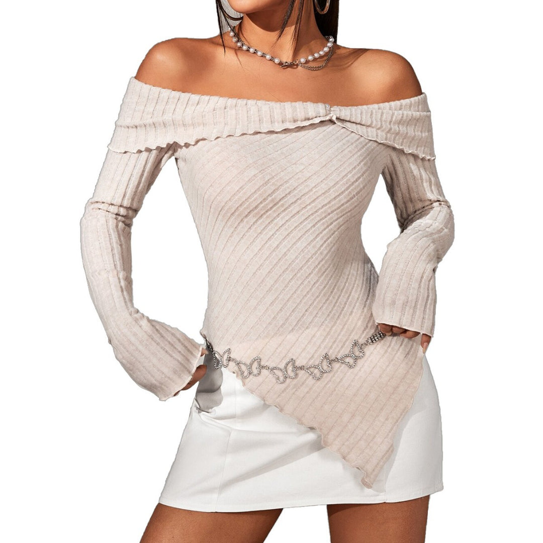 Kvinnors off-shoulder topp med dekorativa volangdetaljer och moderiktig knytning Mirla-Eva Jonsson