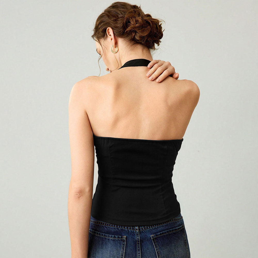 Kvinnors off-shoulder topp med stilren halterdesign och elegant metalldetalj Mirla-Eva Jonsson